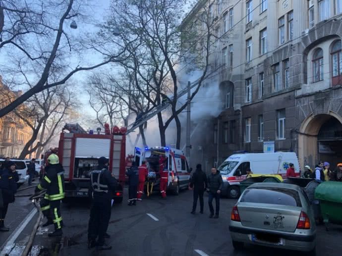 В Одесі горить коледж економіки, 12 постраждалих (оновлено)