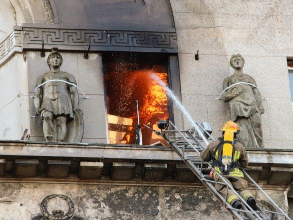 Батьки зниклих під час пожежі зібрались біля коледжу, влада оголосила в Одесі дводенний траур