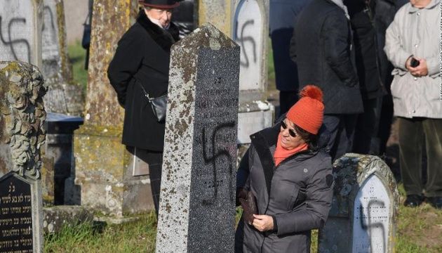 На єврейському кладовищі у Франції розписали свастикою понад сотню могил