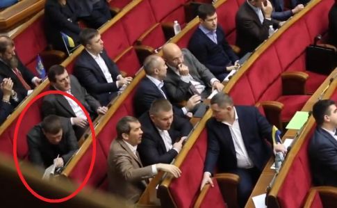 Мажоритарник Горват кнопкодавив, ховаючи руку під газету (ВІДЕО)