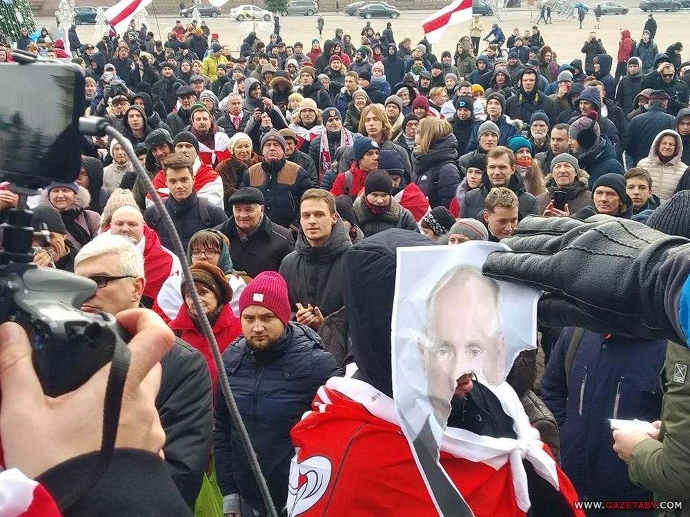 У Мінську на акції проти інтеграції з Росією порвали портрети Путіна (відео)