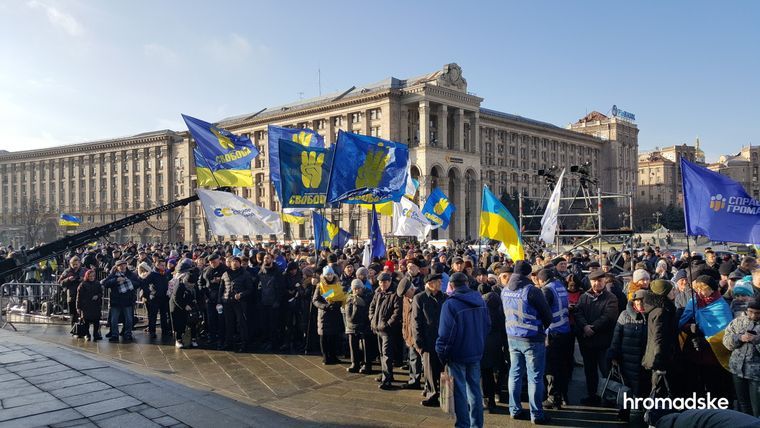 У храмах ПЦУ помолилися за перемогу України, на Майдані - «Червоні лінії» для Зеленського (ВІДЕО)