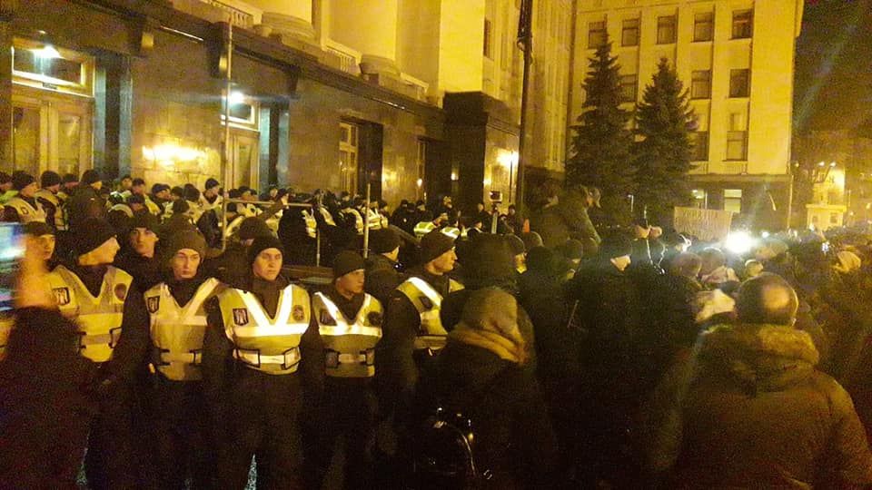 Прибрали сцену та намети: УДО та Нацгвардія перешкоджають акції на Банковій