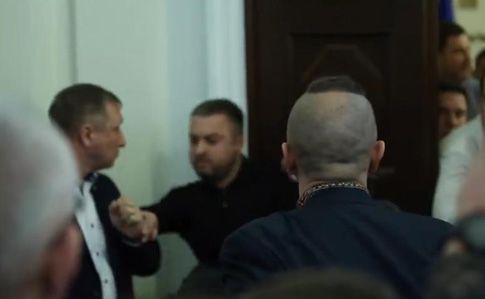У Раді через українську землю побилися депутати (ВІДЕО)