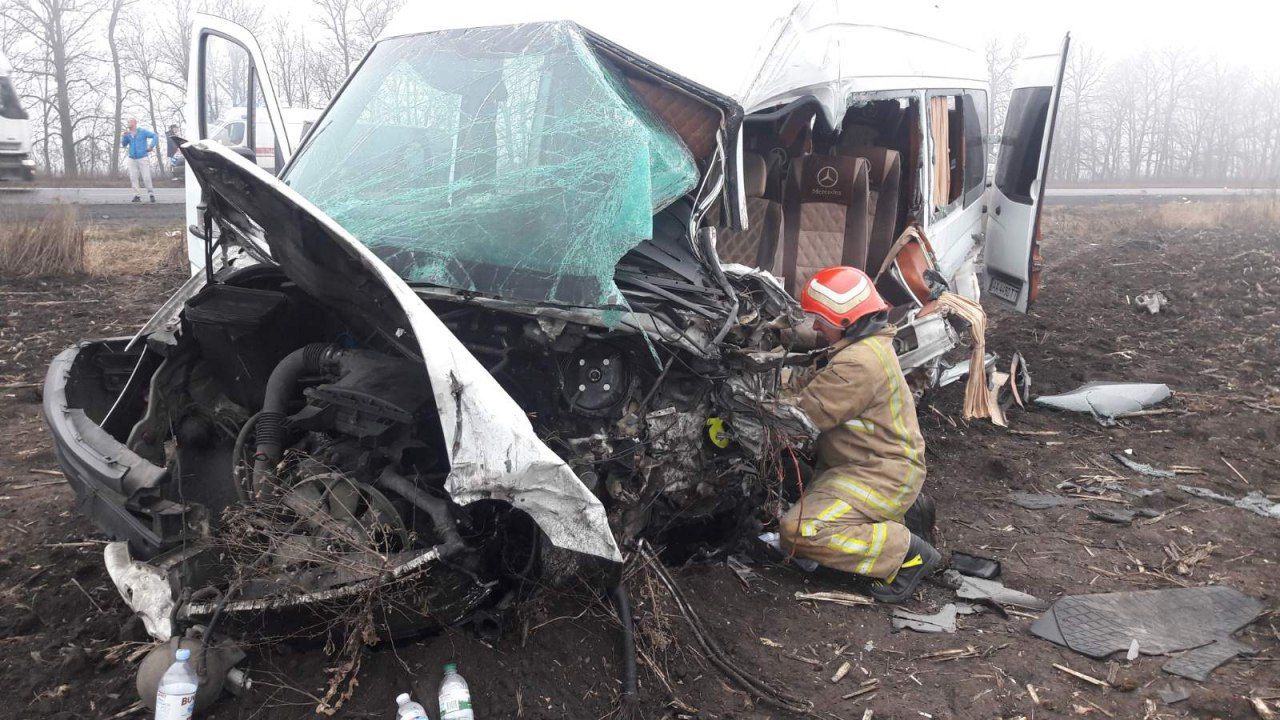 Біля Умані зіштовхнувся мікроавтобус з вантажівкою, є постраждалі