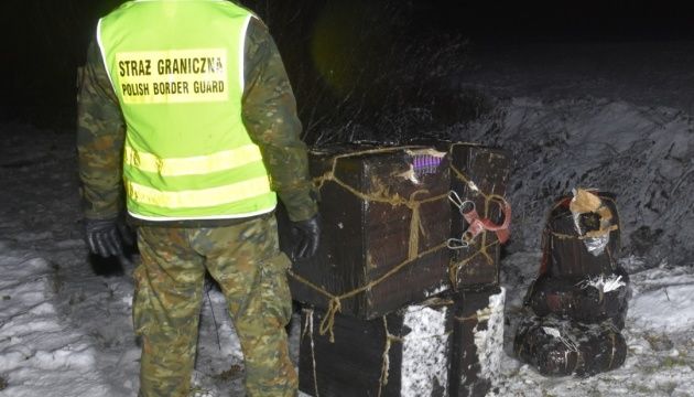 На кордоні з Польщею затримали найбільшу за рік контрабанду бурштину з України