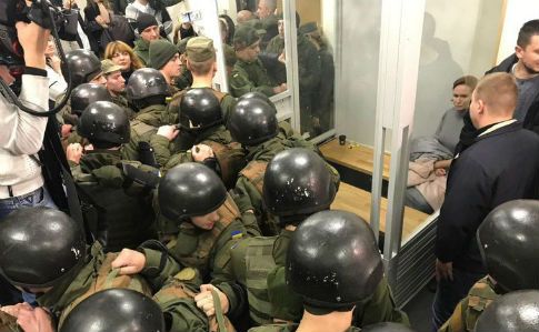 Справа Шеремета: силовики штурмом взяли залу суду і вивели Кузьменко (ВІДЕО)