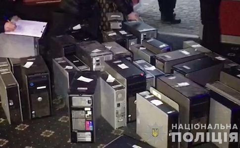 Поліція повідомляє про тисячі закритих гральних закладів і вилучених комп'ютерів (ВІДЕО)