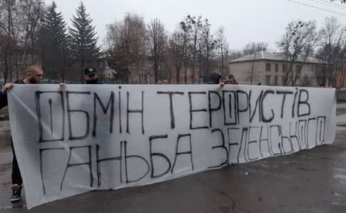Перед очікуваним обміном суд оголосив вирок і відпустив з-під варти «харківських терористів»