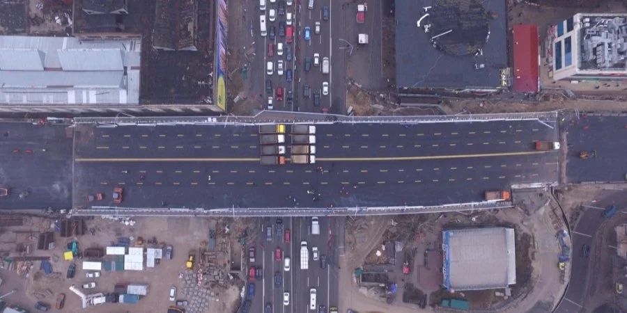 На квадроциклі та в костюмі Діда Мороза: Кличко відкрив рух Шулявським шляхопроводом (ВІДЕО)