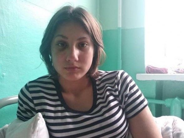 Стояла на колінах і втрачала свідомість: троє дівчат катували та підстригли 15-річну студентку