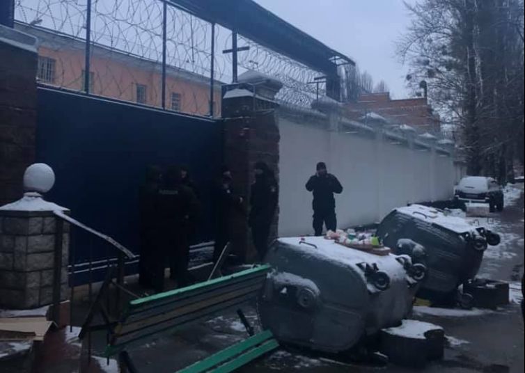 Звільнення «ексберкутівців»: активісти продовжують блокувати виїзди з Лук'янівського СІЗО