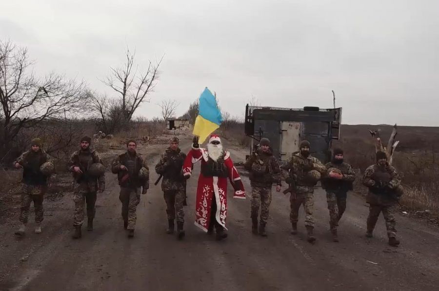 «Тим, хто тримає небо Різдва»: Санта і 10-та ОГШБ привітали українців новим відео з передової