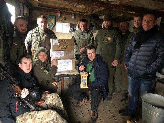 Пластуни передали Вифлеємський вогонь воїнам на передову