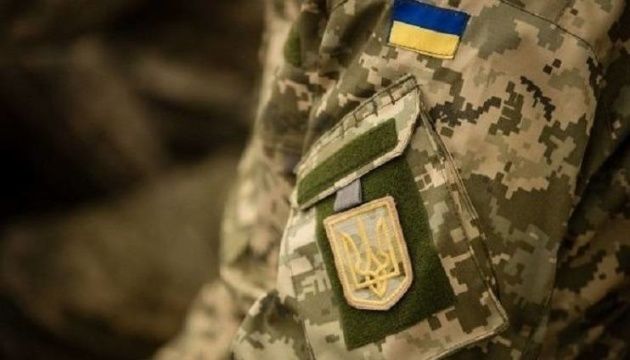 Під Золотим вантажівка підірвалася на міні, загинув військовий