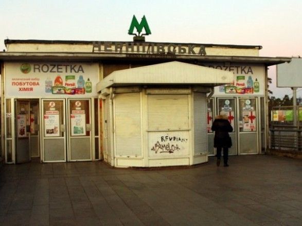 Не дочекався на швидку: у Києві чоловік помер поблизу станції метро «Чернігівська»