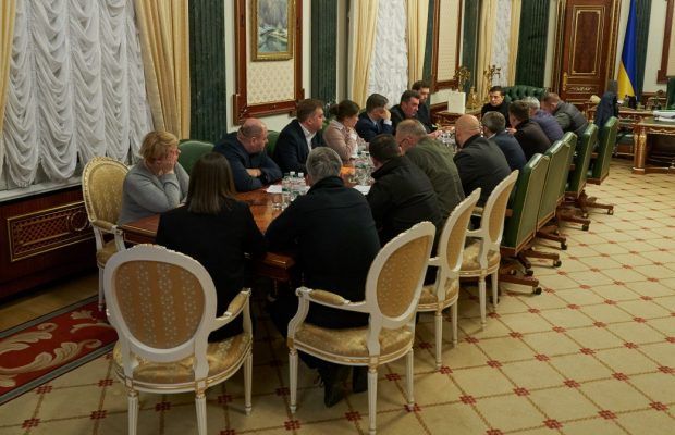 «Не змогли повернутися з відпустки»: на кризовій нараді в ОП не було Богдана і Баканова