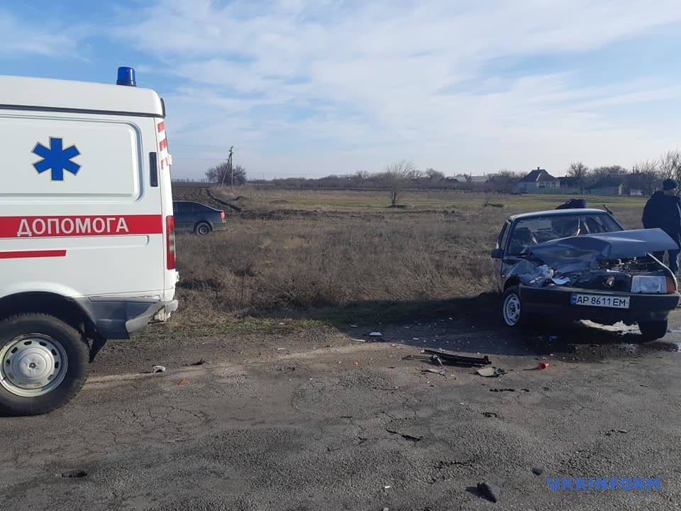 Під Запоріжжям у масштабній аварії зіткнулись 7 авто, серед них «швидка» і поліцейська Toyota