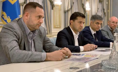 У Зеленського допускають, що літак МАУ збили навмисно