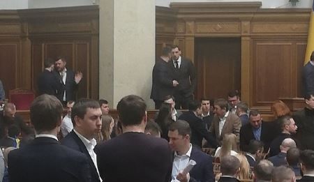 Олексій Гончарук прибув до ВР, відео