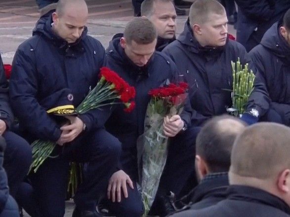 Пілоти стали на коліна: як співробітники МАУ зустріли жалобний кортеж