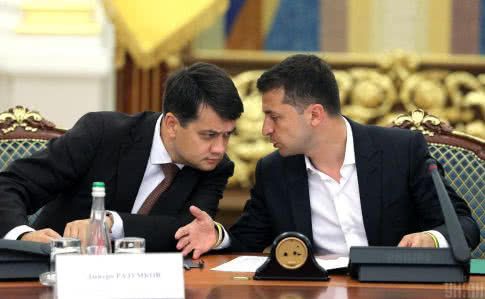 Зеленський вмовляє «Слуг народу» на фракції підтримати ринок землі