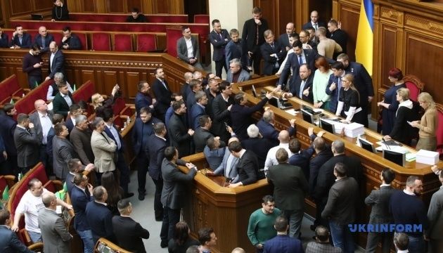 Рада розглядає закон про продаж землі при заблокованій трибуні та президії