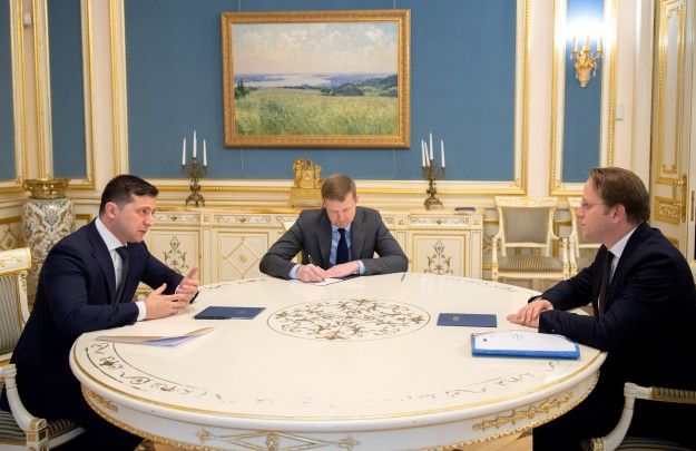 Банкова не згадала про нацменшини, звітуючи про зустріч з комісаром ЄС
