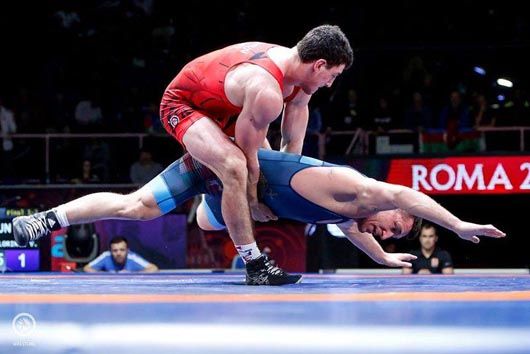На своєму дебютному дорослому ЧЄ борець Семен Новіков виборов золоту медаль