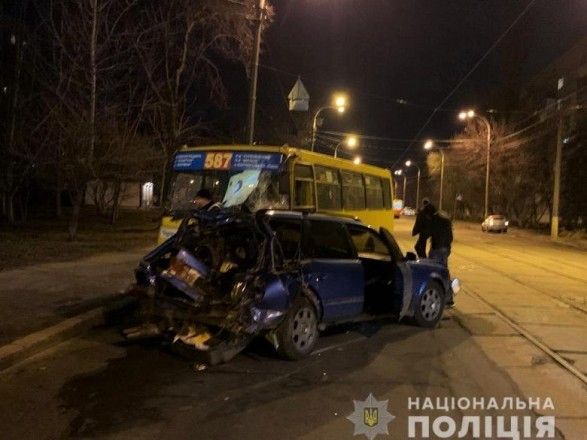У Києві зіткнулись маршрутка та легковик: травмовано шестеро людей, серед них вагітна