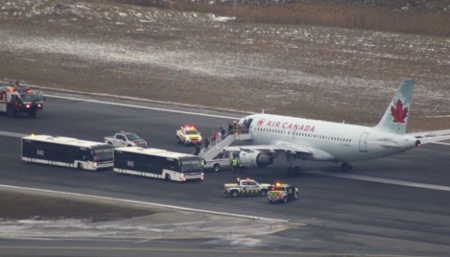 Пасажирський літак приземлився у Канаді без одного колеса