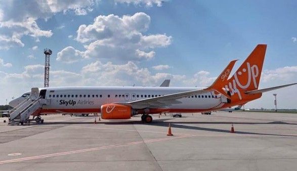 В аеропорту «Бориспіль» на дозаправку сів літак з евакуйованими з Китаю українцями