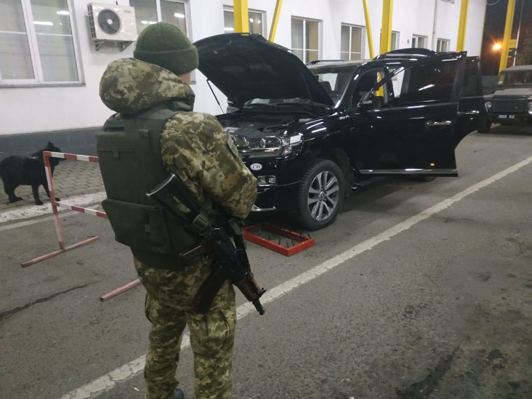 Прикордонники затримали дипломата, який намагався провезти три валізи цигарок, фото, відео
