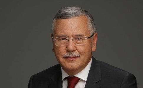 Суд у Росії заочно засудив ексміністра оборони України до шести років колонії