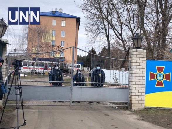 Переселенці з Донецька привезли продукти до санаторію в Нових Санжарах