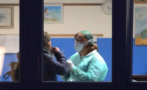 За добу від коронавірусу в Китаї померли 150 осіб, усього жертв майже 2600