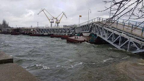 Потужний вітер обвалив пішохідний міст у Миколаєві, відео