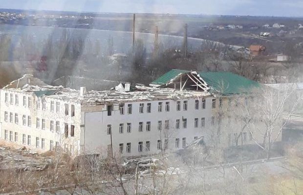 У Миколаєві вітер зірвав дах відремонтованої казарми, відео