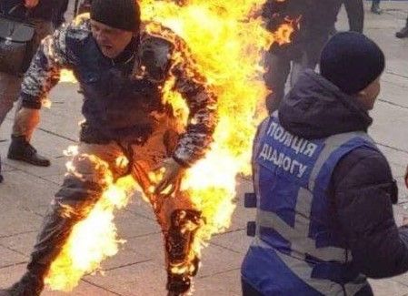 На акції протесту у центрі Києва чоловік сам себе підпалив