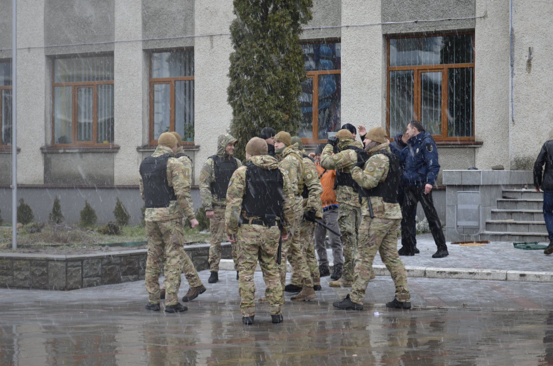 8 поліцейських і 4 нападників постраждалипід час сутички на сесії міськради у Жмеринці