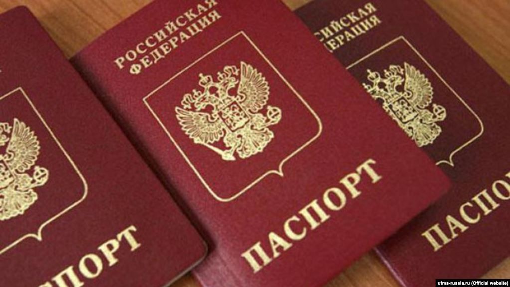 ЄС не визнає російські паспорти, видані жителям окупованого Криму