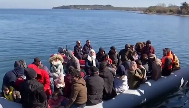 Берегова охорона Греції відкрила вогонь у бік човна з мігрантами, відео