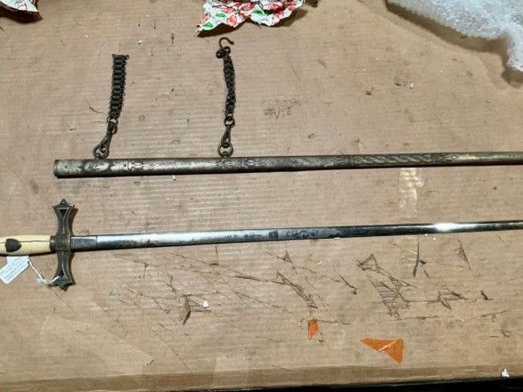 Митники виявили масонський ритуальний меч у поштовому відправлені до США