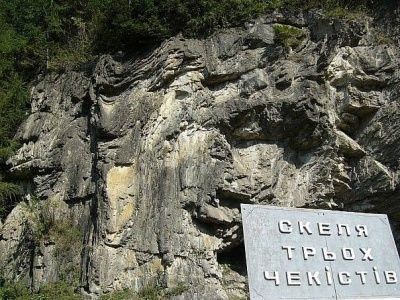 На Буковині з 12 спроби демонтували пам’ятник трьом чекістам