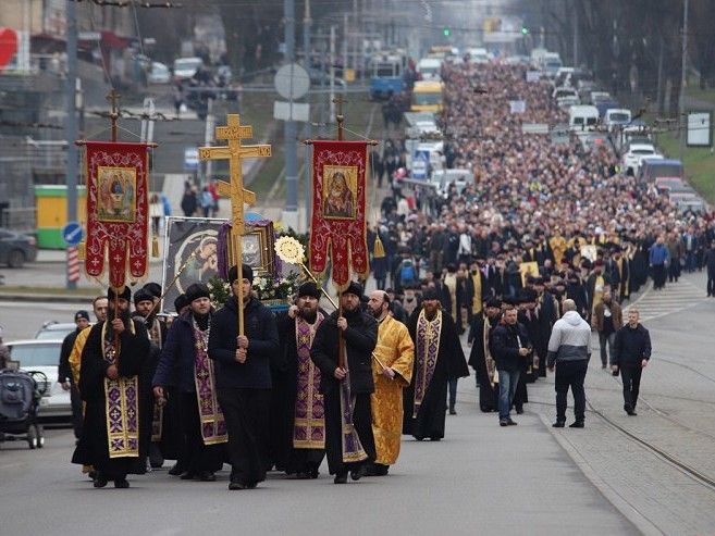У Вінниці УПЦ МП повела хресну ходу проти коронавірусу