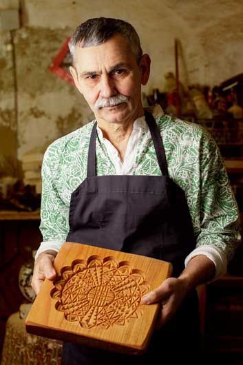 Полтавський майстер представив виставку неполив’яних пічних кахлів за старовинними зразками