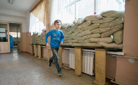 Школярів евакуйовували до бомбосховища через обстріли Мар'їнки