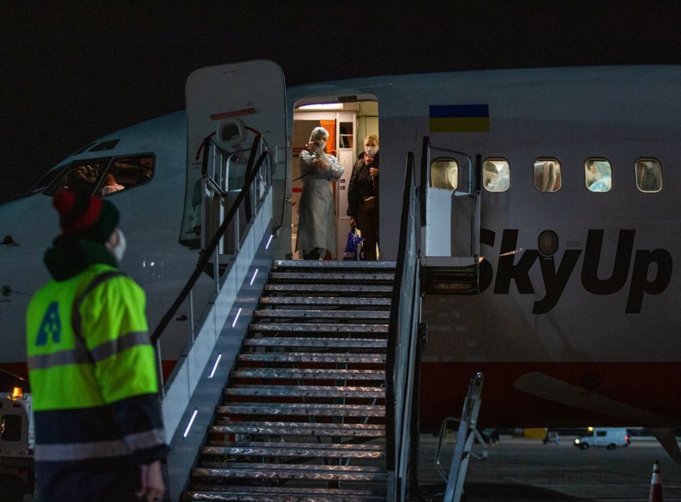 У Борисполі приземлився літак з українцями з Італії, фото