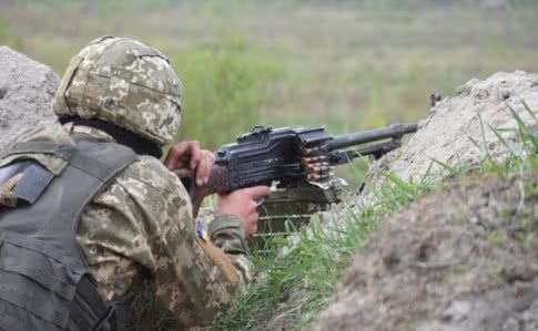 На Донбасі поранили трьох українських військових