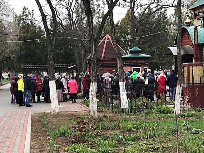 Порушуючи карантин: українці збираються в церквах